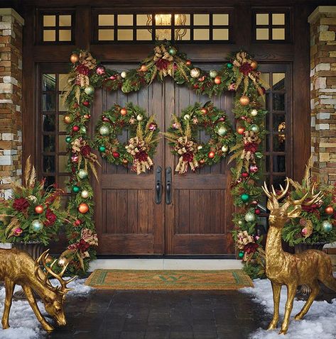 ριntєrєѕt✦∙∘≫✧⇝  fruityanji ☪ Porch Christmas Lights, Viral Images, Gate Decoration, Front Door Christmas Decorations, Entrance Gate, Christmas Tablescape, Christmas Front Doors, Christmas Front Porch, Home Door