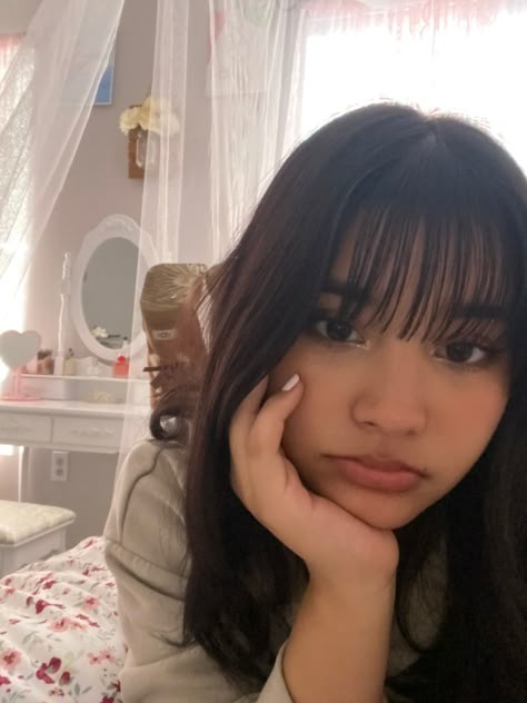 Coquette look, coquette aesthetic, ugg boots bow, dollete, natural makeup, makeup vanity, floral sheets, fall look, pink aesthetic, bangs haircut Aesthetic Bangs Haircut, Coquette Bangs, Ugg Boots Bow, Coquette Matching Pfp, Coquette Selfie, Pfp Coquette, Soft Girl Makeup, Floral Sheets, Bangs Haircut