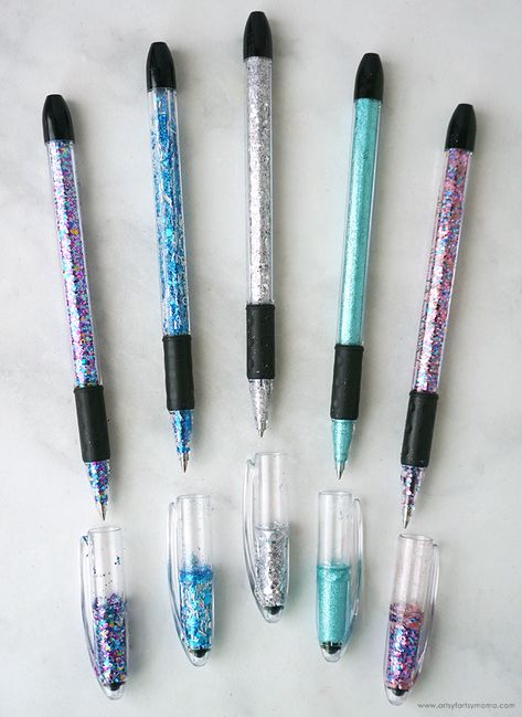 Diy Glitter Pens, Diy Pens, Ink Pen Art, Fancy Pens, Retreat Ideas, Circuit Ideas, Pen Diy, Beaded Pens, Diy Glitter