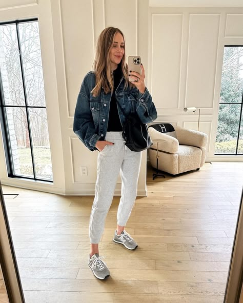 Daily Look - Fashion Jackson Grey Sneakers Outfit, Acne Denim, Comfortable Winter Outfits, Cozy Winter Fashion, Trainers Outfit, New Balance Outfit, Casual Weekend Outfit, Winter Wardrobe Essentials, Athleisure Trend