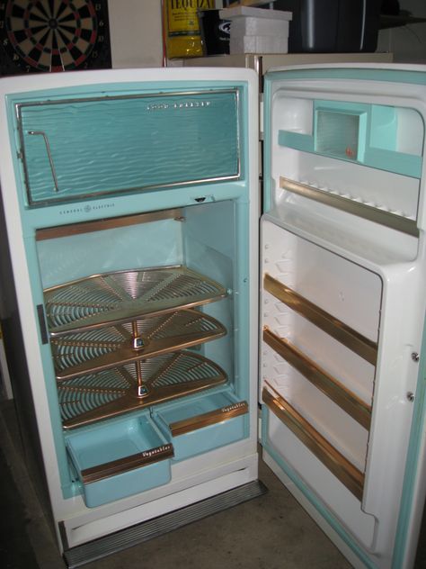 1956 GE fridge. Sometimes I wonder why genius ideas only last one model generation. Never lose things in the back of the fridge. GENIUS! Ge Wonder Kitchen, 50s Fridge, 1950s Fridge, Hacker Laptop, 1950s Home Decor, 70s Interior Design, Vintage Kitchen Appliances, Vintage Fridge, Vintage Refrigerator