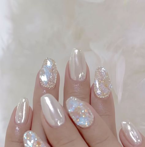 White Iridescent Nails Glitter, White Pearl Irridescent Nails, Glazed Donut Nails With Glitter, Crystal White Nails, White Holo Nails, White Chrome Nails With Glitter, Beach Nails Korean, Pearl White Chrome Nails Design, Korean Gold Nails