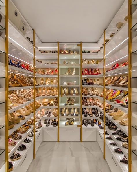 Shoe Room, Desain Pantry, Dream Closet Design, Walk In Closet Design, Luxury Closets Design, Closet Decor, Dream Closets, Closet Goals, Room Closet