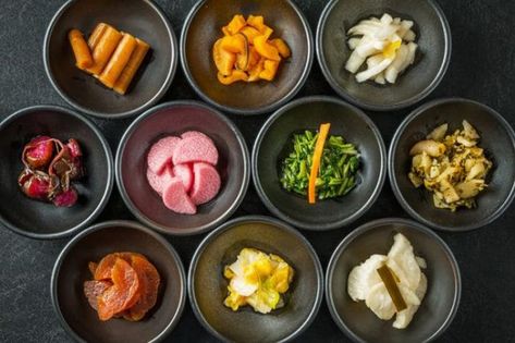 Tsukemono Recipe, Rice Vinegar Uses, Japanese Pickles, Japanese Diet, Vinegar Uses, Japanese Landscape, Sushi Restaurants, Seasonal Food, Rice Vinegar