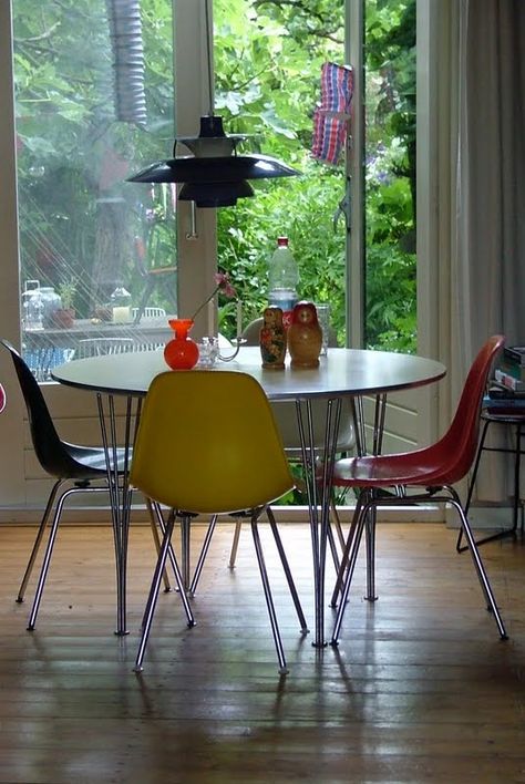 Midcentury Dining Room, Eames Fiberglass Chair, Eames Dining, Eames Table, Eames Dining Chair, Midcentury Interior, Minimalist Home Interior, Eclectic Living Room, Stylish Chairs