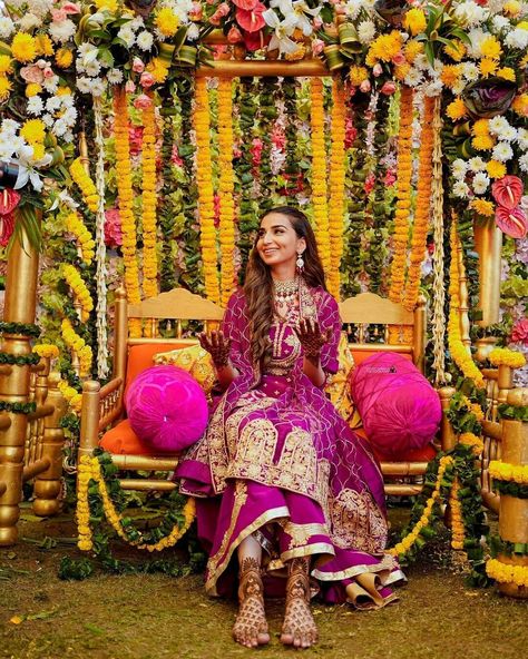 Mehndi Function Dresses, Haldi Ceremony Decorations, Mehndi Function, Mehendi Decor Ideas, Mehndi Ceremony, Tafel Decor, Desi Wedding Decor, Mehndi Decor, Floral Wedding Decorations