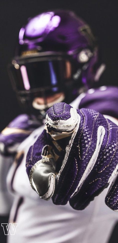 Cool Football Pictures, Football Swag, College Football Outfits, Washington Huskies Football, Nfl Wallpaper, Huskies Football, Football Poses, University Of Washington Huskies, Nfl Football Pictures