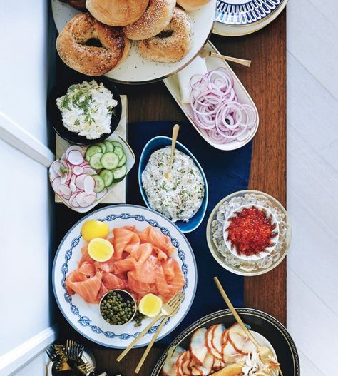 How to Throw the Perfect Bagel Brunch New Years Brunch Ideas, Bagel Brunch, Bagel Bar, Drink Stations, Brunch Bar, Best Bagels, Christmas Brunch, Mothers Day Brunch, Shower Themes