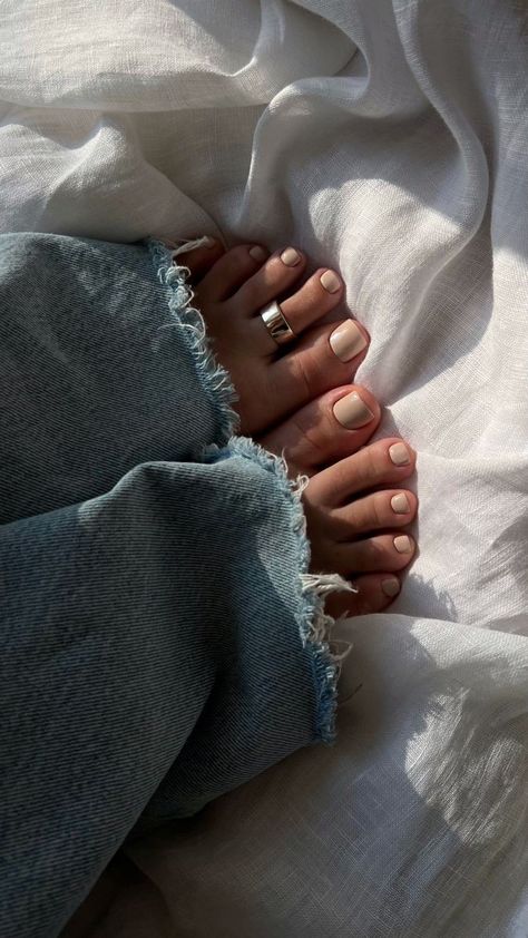 Feet Nail Paint Aesthetic, Feet Nails Ideas Aesthetic, Aesthetic Feet Nail Polish, Pedicure Aesthetic, Wedding Toe Nails, Photography Nails, Wedding Toes, Foot Nail, Pedicure Ideas