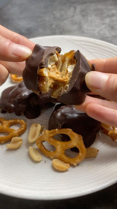 Healthy Candy Recipes, Chocolate Covered Dates, Peanut Butter Pretzels, Healthy Appetizers Recipes, Butter Pretzels, Healthy Candy, Healthy Appetizer Recipes, Medjool Dates, Easy Baking Recipes Desserts