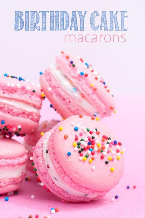 Birthday Cake Macarons, pretty & delish! Macarons Recipe Easy, Macaroon Cookies, Macaron Cookies, French Macaroons, Macaroon Recipes, Macaron Recipe, Snacks Für Party, Sweets Treats, Macaroons