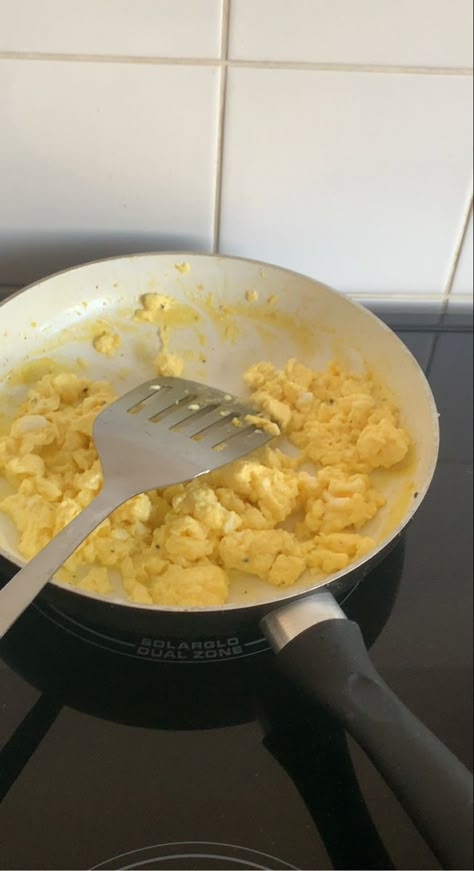 Protein Aesthetic Food, Cooking Eggs Aesthetic, Breakfast Eggs Aesthetic, Egg Aesthetic Food, Eggs Aesthetic Food, Scrambled Eggs Aesthetic, Egg Breakfast Aesthetic, Cooking Breakfast Aesthetic, Ovo Aesthetic