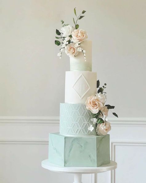 Wedding Cake Emerald Green, Hexagon Wedding Cake, Learn Cake Decorating, 4 Tier Wedding Cake, Wedding Cake Fresh Flowers, Green Wedding Cake, Big Wedding Cakes, Light Pink Wedding, Dream Wedding Cake