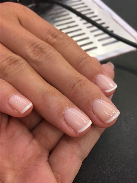 French Dip Nails, Natural Nails Manicure, Unghie Sfumate, Bridesmaids Nails, French Manicure Nails, Subtle Nails, Manicure Gel, Minimal Nails, Casual Nails