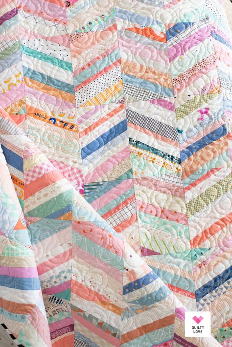 Scrappy String quilt by Emily of Quiltylove.com. See how Emily sewed together this fun and easy string quilt using her scrap stash! String Quilts Patterns Free, Scrap Quilts Ideas, Quilting Scraps, Teen Quilts, Linus Blanket, Quilty Love, Strip Quilt Patterns, Strip Quilt, Sewing Quilts