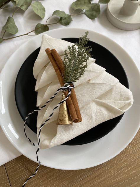 Minimal Xmas Table Decor, Christmas Dinner Napkin Ideas, Minimal Christmas Table Setting, Holiday Tablescapes Christmas Simple, Christmas Tree Folded Napkins, Minimalistic Christmas Table Decor, Simple Christmas Place Settings, Winter Place Settings, Natural Christmas Table Decorations