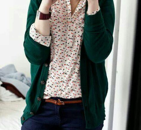 Loooove this style <3 Green Cardigan Outfit, Dark Green Cardigan, Cardigan Jeans, Cardigan Outfit, Jeans Belt, Elegante Casual, Mode Casual, Hip Hip, Green Cardigan