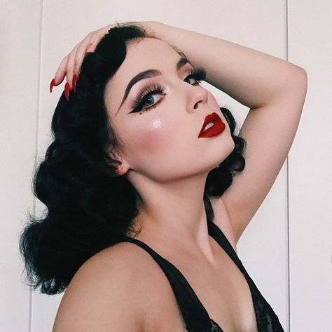 Retro Makeup Looks 1950s Vintage Style, Pinup Style Makeup, Pinup Makeup Vintage, Gothabilly Makeup, 1950’s Makeup, 1950 Makeup, Rockabilly Aesthetic, Pinup Costume, Retro Makeup Looks