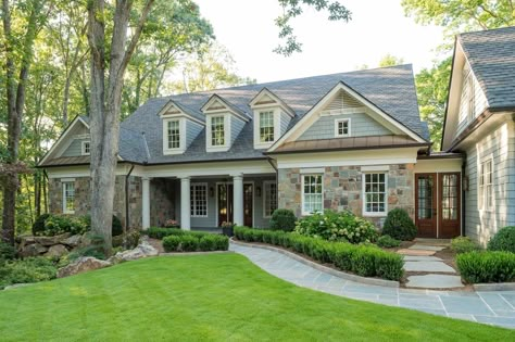 Traditional Ranch Interior Design, Classic Landscaping, Traditional Home Plans, Ranch Home Designs, Ranch House Designs, Cape Cod Style House, Casas Coloniales, Traditional Houses, Exterior Stone