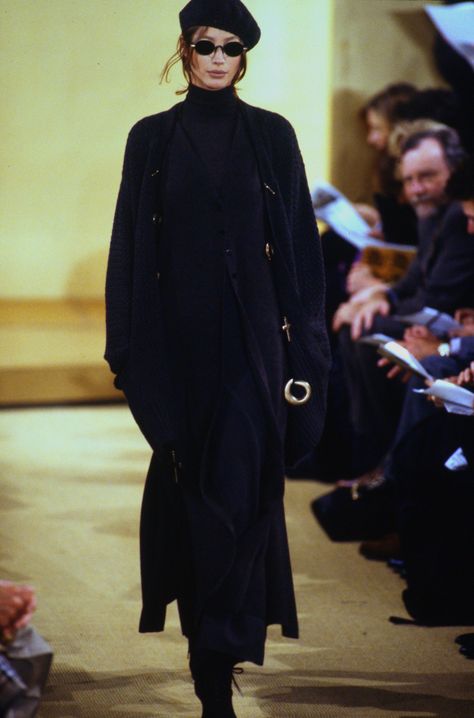 90s Workwear Runway, Iconic Runway Looks 90s, Runway Looks 90s, Vintage Donna Karan, 90s All Black Outfit, 90s Black Outfits, Fw 2024 Runway, 90s Runway Models, 90’s Runway