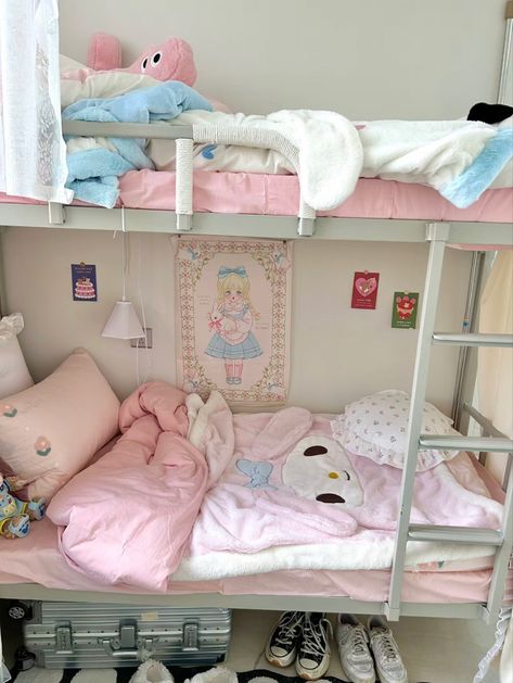 Aesthetic Room 2 Beds, Kawaii Bunk Bed, Bunk Bed Aesthetic Room, Bunk Beds Aesthetic, 2 Person Bedroom, Cute Loft Bed, 2 People Room, Bunk Bed Aesthetic, Shared Room Ideas