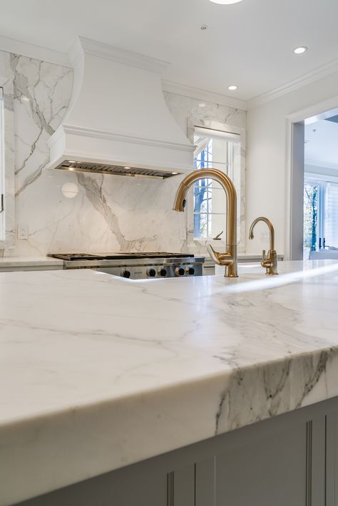 Marble Kitchen Inspiration, Kitchen Slab, Best Kitchen Design, Marble Countertops Kitchen, Decor Ideas Kitchen, Marble Slabs, Marble Kitchen, Dream Kitchens Design, Kitchen Design Modern White