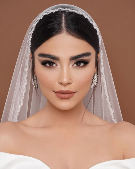 Bride Makeup Natural, Bride Hair Down, Classic Makeup Looks, Bridal Hair Down, Glam Bride, Wedding Hair Up, Beauty Makeup Photography, Classic Makeup, Bridal Makeup Natural