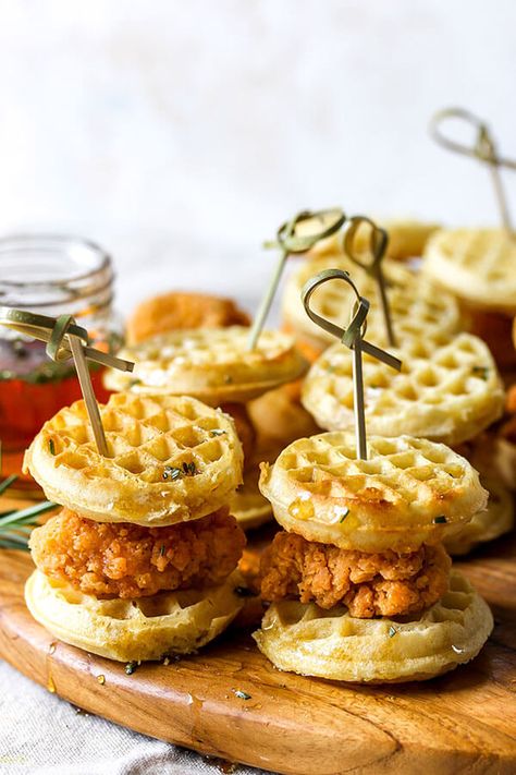 Brunch Food Ideas, Bridal Brunch Food, Waffle Sliders, Baby Shower Brunch Food, Easy Slider Recipes, Crispy Waffle, Fall Brunch, Brunch Food, Rosemary Chicken