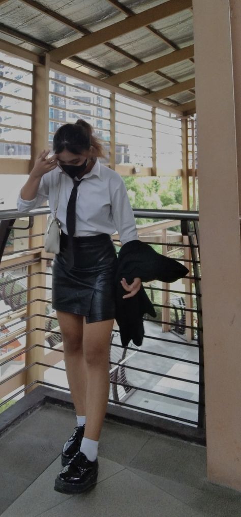 Black And White Outfit Aesthetic Classy, Black And White Business Attire, Black And White Corporate Outfits, Black And White Professional Outfits, Black And White Monochrome Outfits, Black And White Academia Outfits, White Academia Aesthetic Outfit, Business Student Aesthetic Outfit, Business Attire Aesthetic