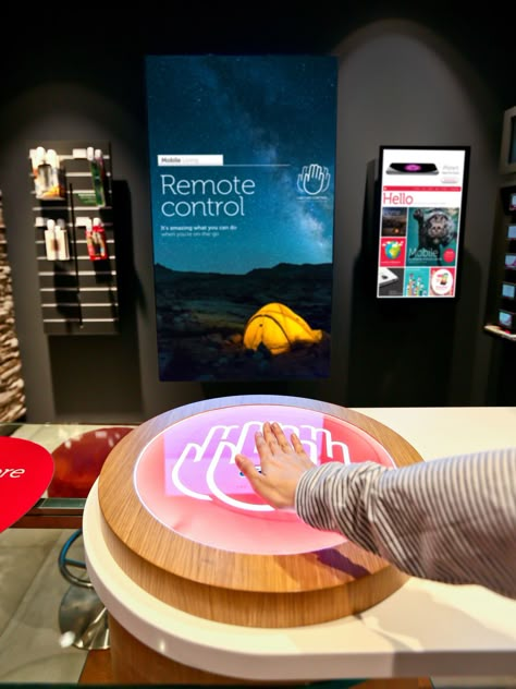 Singtel - interactive displays, playfully conveying all the service benefits to customers Interactive Retail, Touch Screen Kiosk, Interactive Kiosk, Interactive Displays, Interactive Table, Digital Retail, Interactive Museum, Interactive Exhibition, Interactive Board