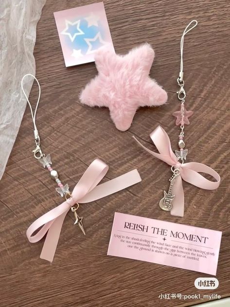 Keychain With Ribbon, Ribbon Beads Tutorial, Bow Keychain Diy, Ribbon Keychains Diy, Keychain Ribbon, Keyring Ideas, Ribbon Keychain, Bow Keychain, Diy Keyring