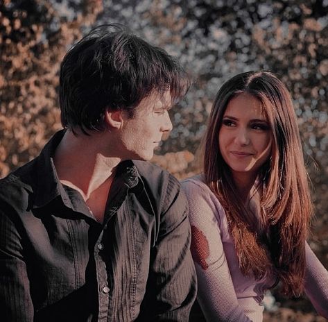 Ian E Nina, Elena Gilbert Style, Elena Damon, Ian And Nina, Vampire Diaries Outfits, Damon Salvatore Vampire Diaries, The Vampire Diaries 3, Vampire Diaries Seasons, Vampire Diaries Wallpaper