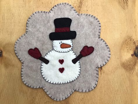 Christmas Runners, Felt Candle Mats, Wool Ideas, Candle Mats, Primitive Stitchery, Retirement Ideas, Snowman Candle, Farmhouse Candles, Wool Appliqué