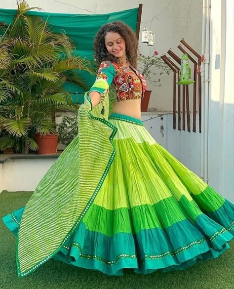 Green Blouse Designs, Chaniya Choli Designs, Indian Dresses For Women, Navratri Dress, Wedding Lehenga Designs, Lehenga Designs Simple, Fancy Sarees Party Wear, Traditional Indian Dress, Stylish Short Dresses