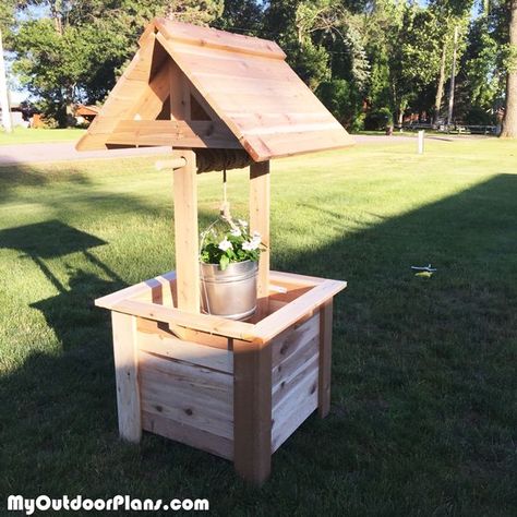 Diy Wishing Wells, Wishing Well Plans, Woodworking Plans Patterns, Woodworking Plans Pdf, Cheap Pergola, Build A Playhouse, Woodworking Logo, Wooden Playhouse, Free Woodworking Plans