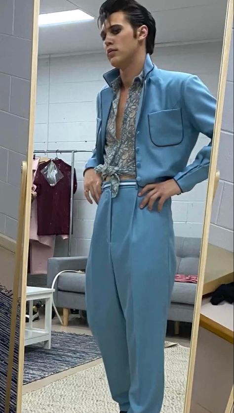 austin butler elvis presley movie blue suit lace shirt Elvis Presley Movies, Callum Turner, Elvis And Priscilla, Elvis Movies, Austin Butler, My Brain, Blue Suit, Pretty Men, Elvis Presley