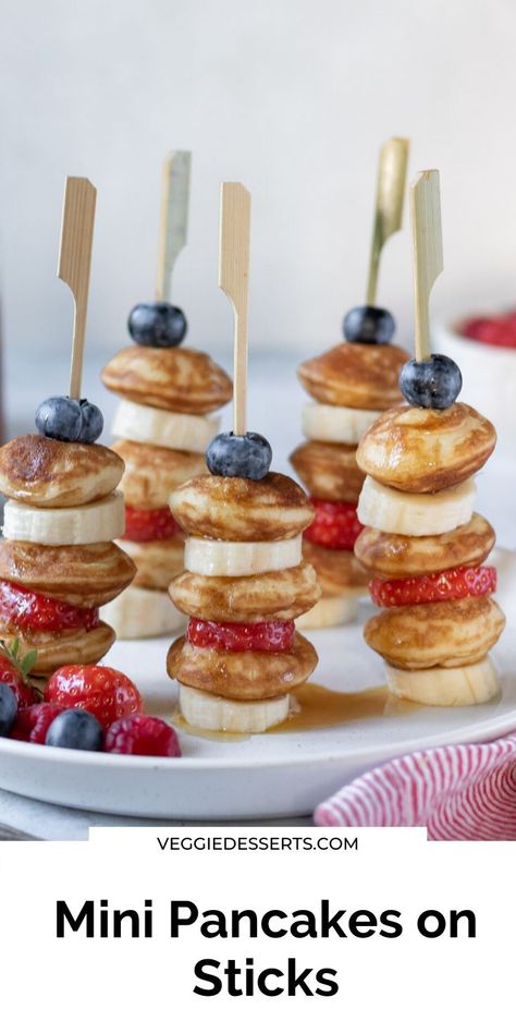 Christmas Breakfast Buffet Ideas, Christmas Breakfast Buffet, Breakfast Buffet Ideas, Pancake Skewers, Pancakes On A Stick, Birthday Breakfast Party, Kids Brunch, Pancake Party, Kids Birthday Party Food