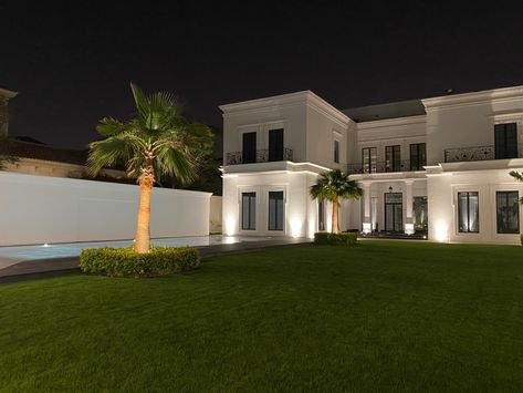 Arabic Style House, Dubai Houses Exterior, Arab House Design Exterior, Luxury Arab House, Homes In Dubai, Dubai Houses, Loft House Design, House Interior Design Styles, Arabic Style