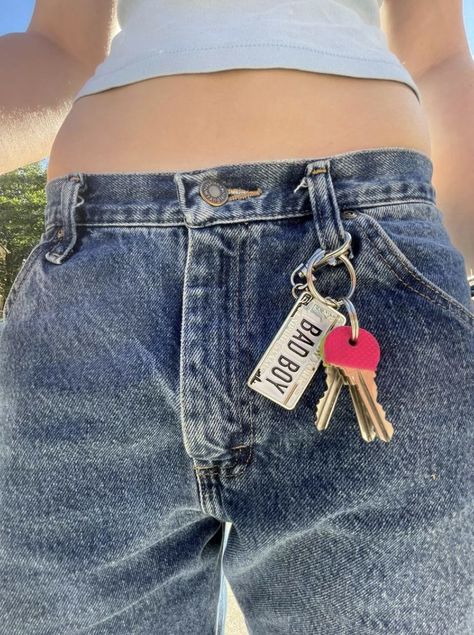 Cool Keychains, Carabiner Keychain, Ny Style, Keychain Clip, Jean Accessories, Cute Keychain, Fitness Inspo, Pretty Outfits, Fashion Item