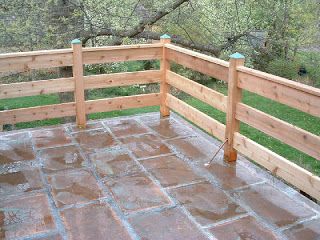 don't want those caps just a flat wide rail on top Horizontal Deck Railing, Deck Railing Diy, Wood Deck Railing, Diy Stair Railing, Deck Railing Systems, Patio Railing, Deck Railing Design, Living Pool, Railing Ideas