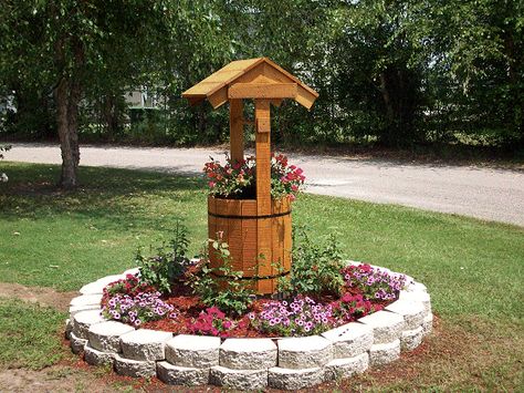 Garden Wishing Well | photo of a garden wishing well made from a Buildeazy plan and sent in ... Garden Wishing Well, Wishing Well Garden, Diy Wishing Wells, Front Yards Diy, Patio Flowers, Diy Yard, Garden Yard Ideas, Garden In The Woods, Backyard Projects