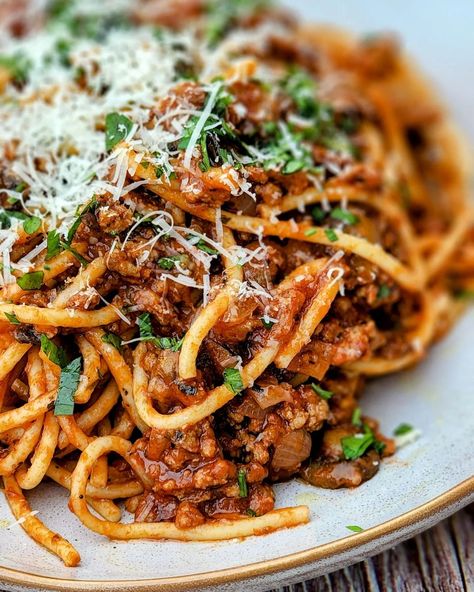 Beef & Mushroom Spaghetti Recipe https://fooooods.com/beef-mushroom-spaghetti-normasfooddiary Baked Mushroom Spaghetti, Ground Beef Mushroom Pasta, Spaghetti Mushroom Recipe, Mushroom Spaghetti, Easy Beef Bolognese Recipe, Ground Beef And Mushroom Recipes, Spaghetti With Mushrooms Recipes, Spaghetti With Mushrooms, Spaghetti Recipes Mushrooms