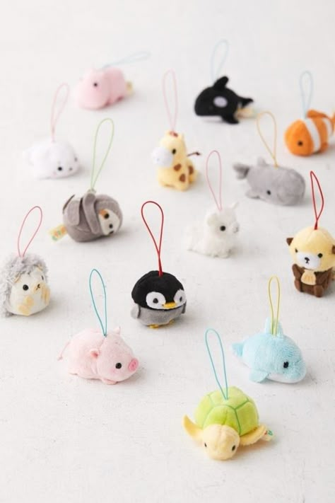 These totes adorbs mini animal plushies you just can't help but smile at. You can also attach them to a keychain for giddy grins on the go. 20 Really Small Things That'll Help Improve Your Mood In A Big Way Stuffed Animal Bean Bag, Animal Plushies, Baby Mobil, Hand Crochet Baby Blanket, Kawaii Plushies, Mini Things, Cute Stuffed Animals, Cute Plush, Cute Crafts