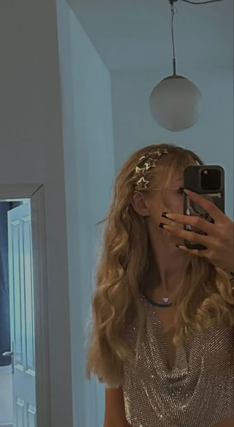 Sparkly Hair Clip Hairstyles, Eras Tour Hair Accessories, Gold Star Hair Clips, Hair With Star Clips, Rock Star Gf Hair, Hair Inspo For Eras Tour, Hair Styles With Star Clips, Guts Tour Hairstyles, Star Barrette Hairstyles