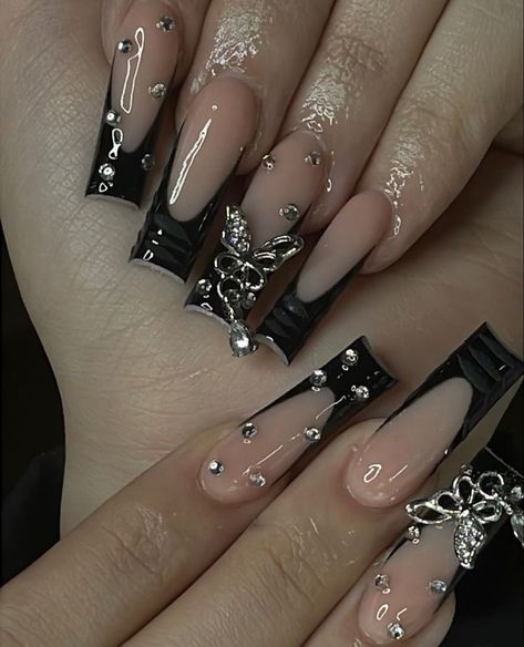 Goth Nails With Gems, Nail Designs Green And Black, Emo Square Nails, Yk2 Nails Black, Acrylic Nail Designs Emo, Emo Nails Ideas, Black Nails Y2k, Punk Nails Grunge, Emo Nail Ideas