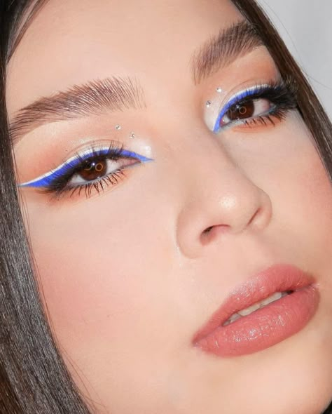 White And Blue Eyeliner, Cobalt Blue Eyeliner, Blue And White Eye Makeup, Blue And White Eyeliner, Colourful Eyeliner Looks, Makeup With Blue Eyeliner, White And Blue Makeup, Blue Graphic Eyeliner, Blue And White Makeup