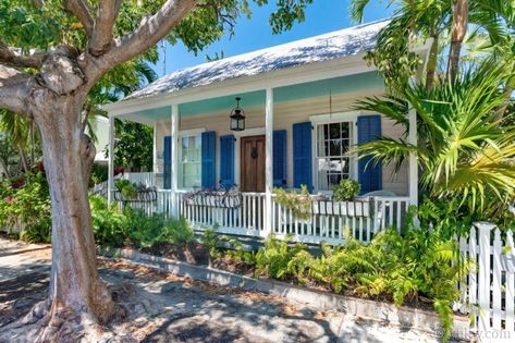 Key West Style Homes Exterior, Beach House Interior Coastal Cottage, Key West Homes, Yellow Beach House, Key West Style Homes, Coastal Cottage Bedroom, Coastal Cottage Living Room, Conch House, Florida Beach Cottage