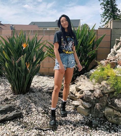 18 Indie Style Outfit Ideas That Will Keep You Looking Trendy - Society19 Indie Style Outfits, Combat Boot Outfits, Combat Boot Outfit, Dr Martens Outfit, Doc Martens Outfit, Denim Shorts Outfit, Vintage Denim Shorts, Look Rock, Foto Poses