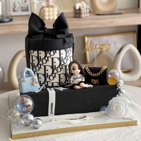 Golden Birthday Cakes, Chanel Cake, Cake Designs For Girl, Special Birthday Cakes, Fondant Cake Designs, Luxury Cake, Beautiful Cake Designs, Make Up Cake, Elegant Birthday Cakes