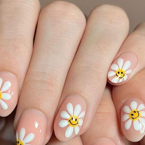 NAILS BY HEATHER on Instagram: "Flower happy 🙂🙂🙂🙂🙂 Hand painted using @the_gelbottle_inc BIAB 19, Daisy & Bellwort 🌼" Smiley Daisy Nails, Nail Art Daisies, Daisy Nail Art Designs, Colourful Daisy Nails, Daisy Nails Design, Simple Daisy Nails, Colorful Daisy Nails, White Daisy Nails, Nail Art Daisy